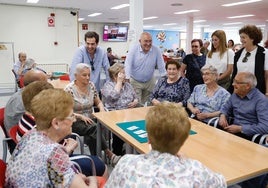 Visita al CVA Rondilla de Rodrigo Nieto (concejal), Jesús Julio Carnero (alcalde), Carolina del Bosque y Mayte Martínez (concejalas).