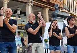 Los niños cantan en lengua de signos, este viernes en la Calle Mayor.