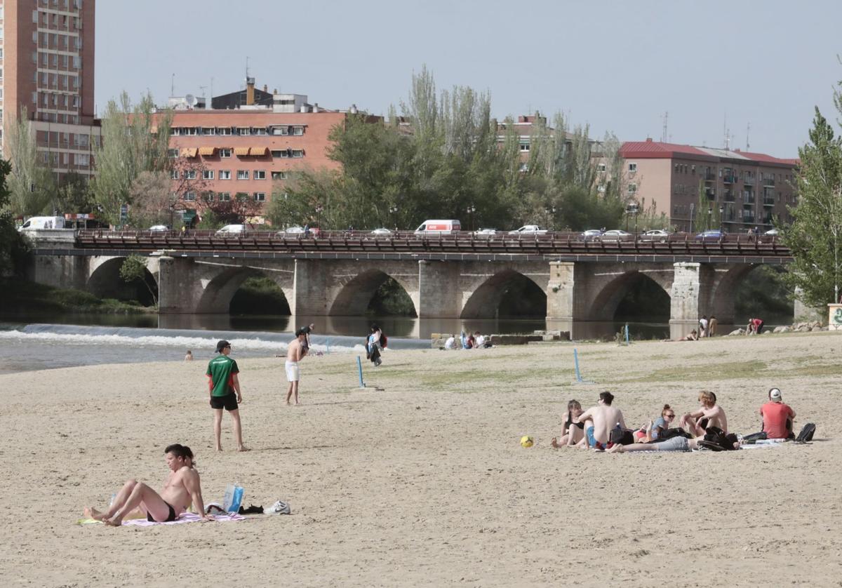 Vallisoletanos toman el sol en la playa de Las Moreras, en una imagen de archivo.
