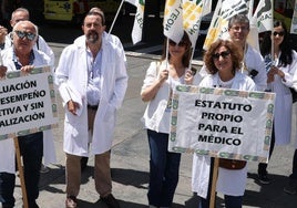 Concentración de médicos junto a las Urgencias del Hospital Clínico de Valladolid este viernes.