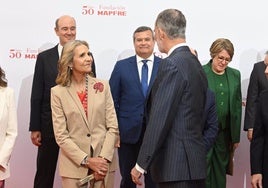 El Rey Felipe con la infanta Elena en el acto por el 50 aniversario de la Fundación Mapfre.