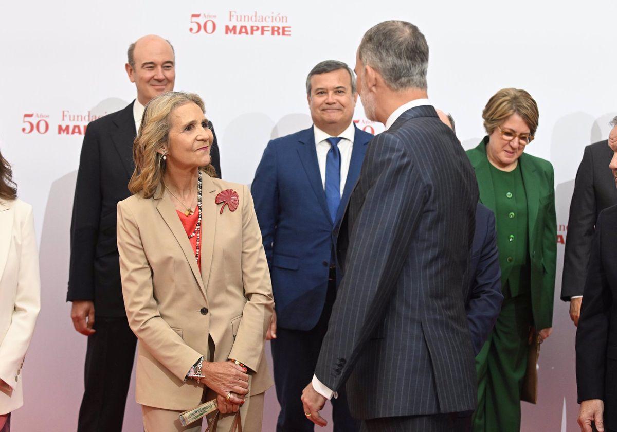 El Rey Felipe con la infanta Elena en el acto por el 50 aniversario de la Fundación Mapfre.