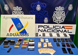 Munición y dinero intervenidos en la operación.