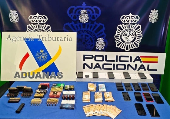 Munición y dinero intervenidos en la operación.