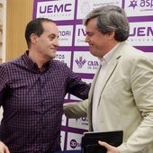 Pepe Catalina se despide del presidente del CBC Valladolid, Lorenzo Alonso.