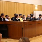 Los acusados por la agresión homófoba, junto a sus abogados el miércoles en la Audiencia de Valladolid