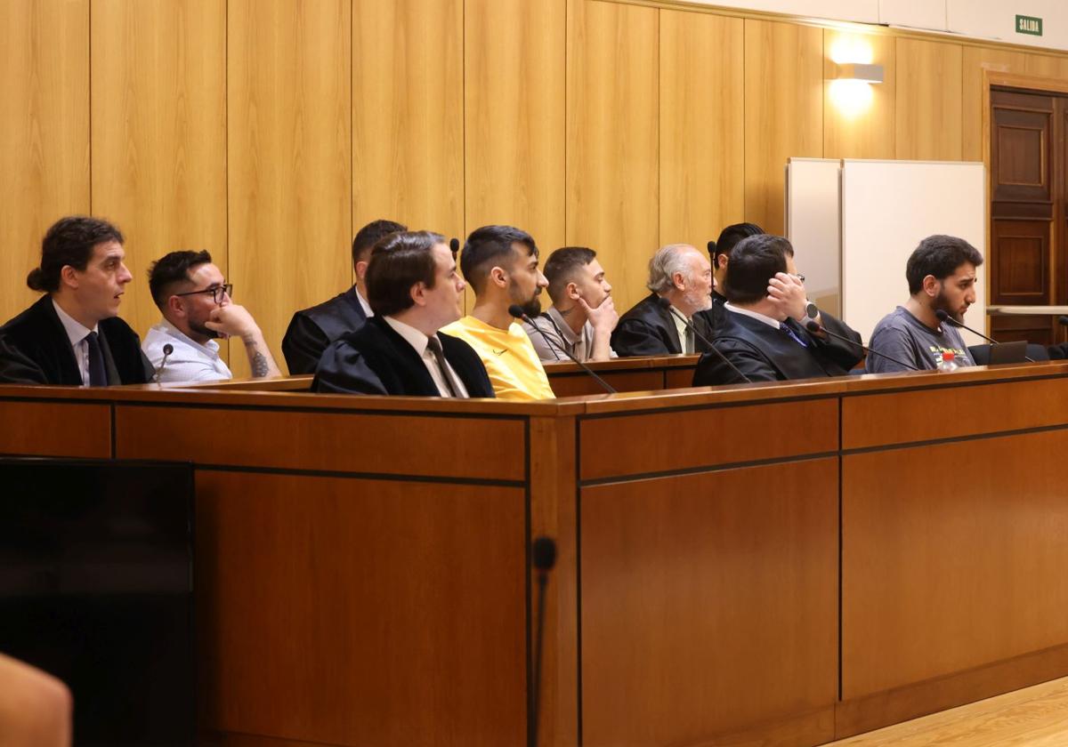 Los acusados por la agresión homófoba, junto a sus abogados el miércoles en la Audiencia de Valladolid