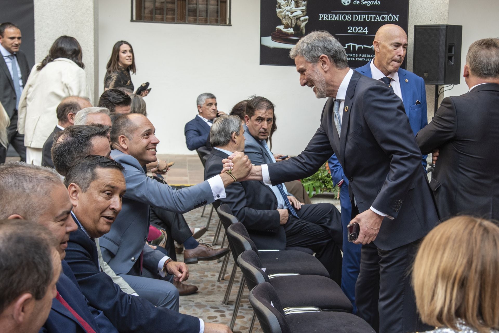 José Luis Vázquez (d) saluda al actual alcalde del Real Sitio este jueves en los Premios Diputación de Segovia.