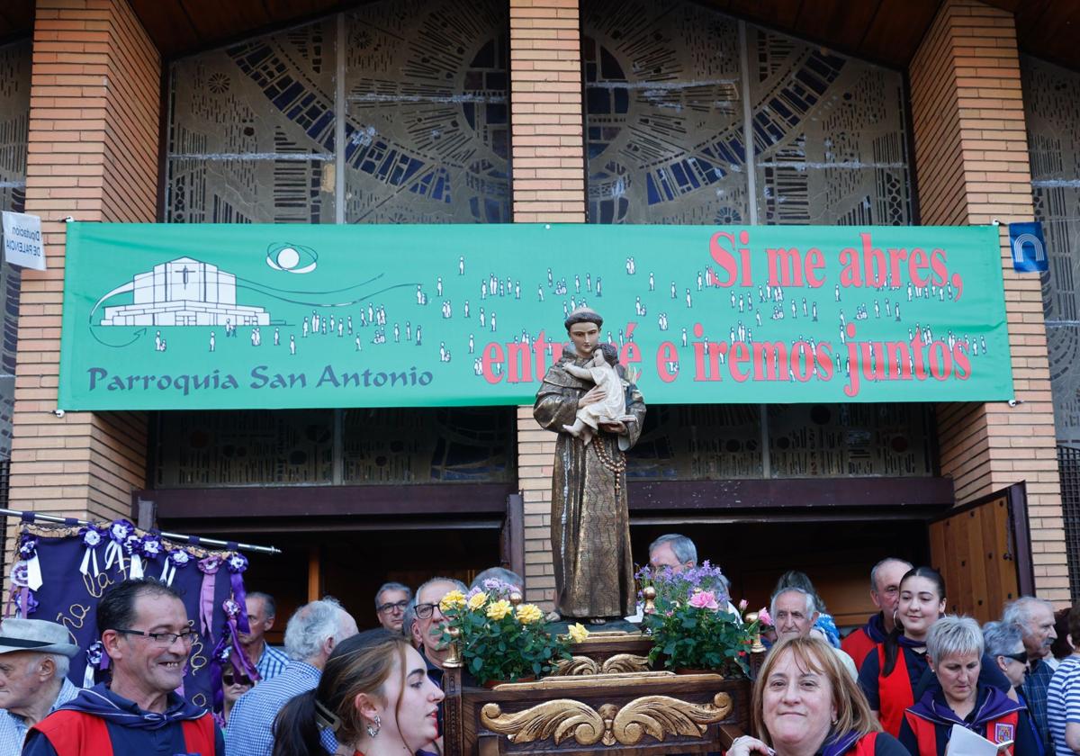Procesión de San Antonio, este viernes en la celebración de las fiestas del barrio.