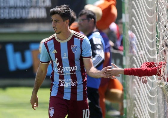 Javi Borrego, uno de los jugadores con contrato en la Segoviana, saluda a un aficionado.