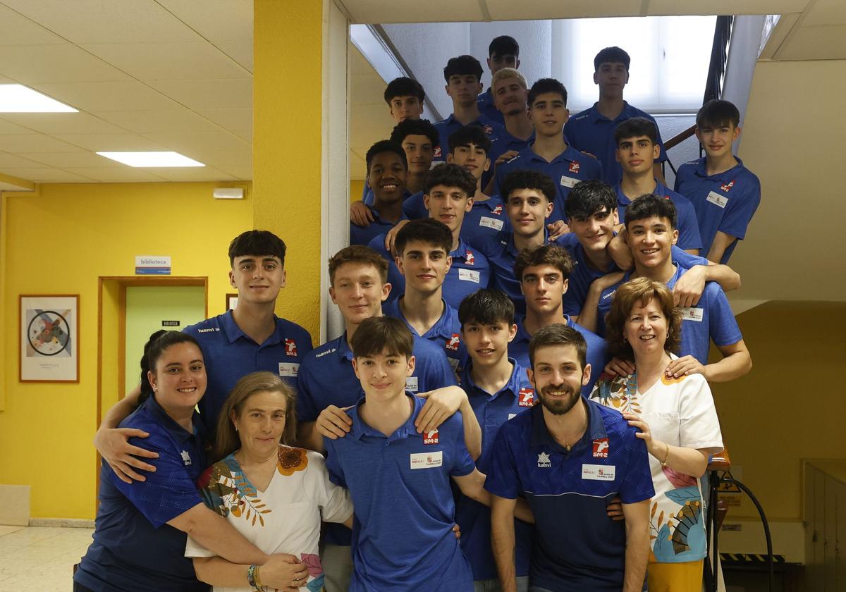 Jugadores de la Concentración Permanente de Voleibol, con personal de la Residencia Deportiva Victorio Macho de Palencia.