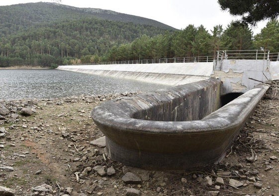 Instalaciones de la presa de El Tejo, en El Espinar, antes del vaciado.