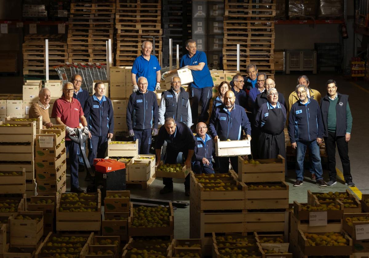 Varios voluntarios del Banco de Alimentos, entre los que se encuentran Ángel Moreno, Saturnino Moreno, Rafael Redondo, Teo Sobas, José Antonio Diez, Miguel Ángel Lorenzo, Juan Carlos Gallego, Fernando Aragón, Serafín Álvarez, Miguel Ángel Frutos, Juan José Sáez, Tomás Pérez, Francisco Crespo, Jesús Ángel Rodríguez, Rosa Martínez, Rocío Unzueta, Miguel Muñoz y Jesús Mediavilla.