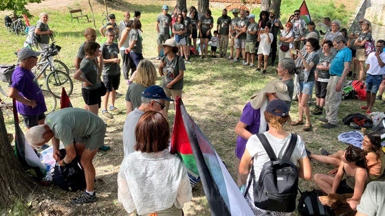 Participantes en el marcha convocada por Educación con Palestina, en un descanso de la jornada.