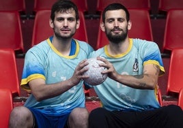 Álvaro y Miguel Martínez posan en la grada de Huerta del Rey.