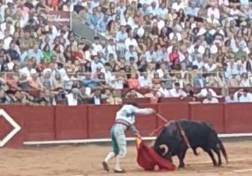 Dos orejas y rabo para Morante en Salamanca