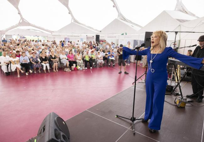 El público disfrutó a lo grande con la actuación de la artista Helena Bianco