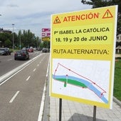 Cartel en la avenida de Salamanca que anuncia el corte de un carril del paseo de Isabel la Católica.