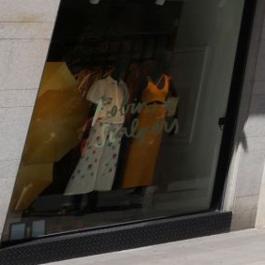 El escaparate con ropa de mujer 