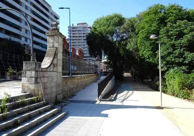 La nueva rampa habilitada junto al pórtico de piedra y la escalinata, ante la que pasa el carril bici.