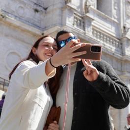 La pareja que se hace un selfi
