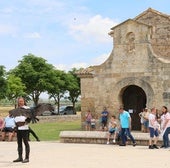 Exhibición de cetrería junto a la basílica de San Juan de Baños.