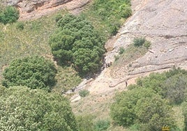 Los efectivos de emergencias acceden a la zona de los Montes Obarenes donde se ha precipitado la escaladora.