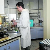 Un técnico analiza muestras de agua en el laboratorio.