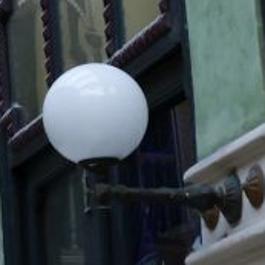 La primera de las farolas blancas de la derecha