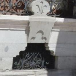 El ventanuco debajo de la ventana