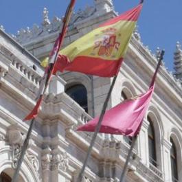Las dos banderas al lado de la de España