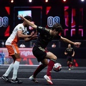 El jugador Héctor Blanco controla un balón durante un partido de la Kings League.