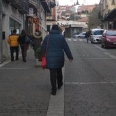 Una calle comercial en el municipio segoviano de Cuéllar.