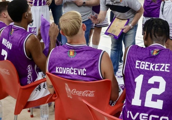 Wilson y Egekeze, durante un tiempo muerto en Pisuerga.