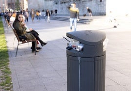 Papelera llena de basura en Portugalete.