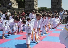 Exhibiciones deportivas en el Acueducto por el Tour Universo Mujer Segovia