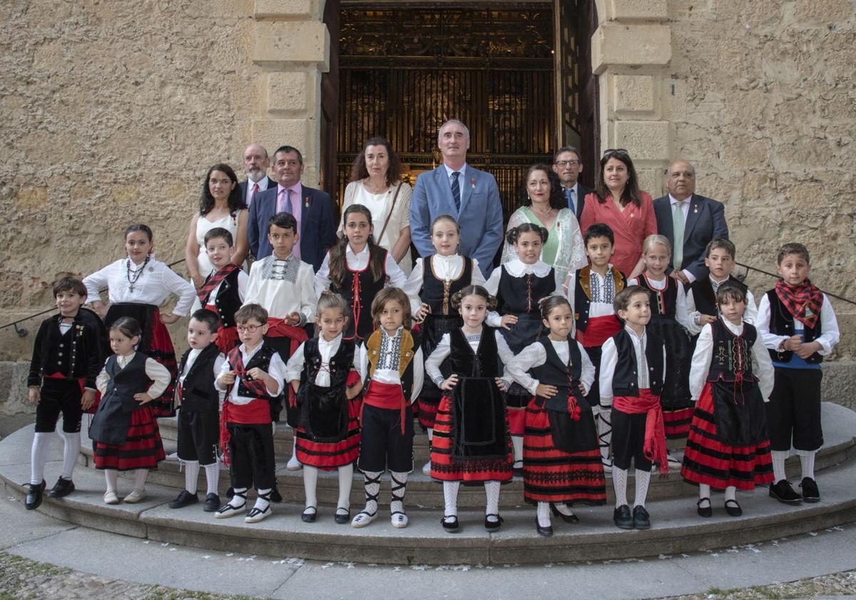 Imagen principal - Varios momentos de la ofrenda de frutos a la Virgen de la Fuencisla.