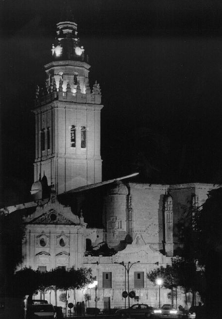 La iglesia de los Santos Juanes, conocida popularmente como la 'Giralda de Castilla' por su airosa torre.