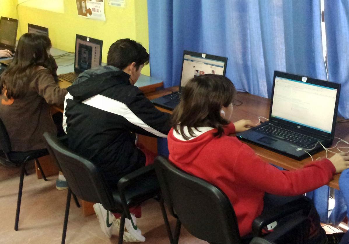 Usuarios de la Casa Joven, donde se celebrará la olimpiada.