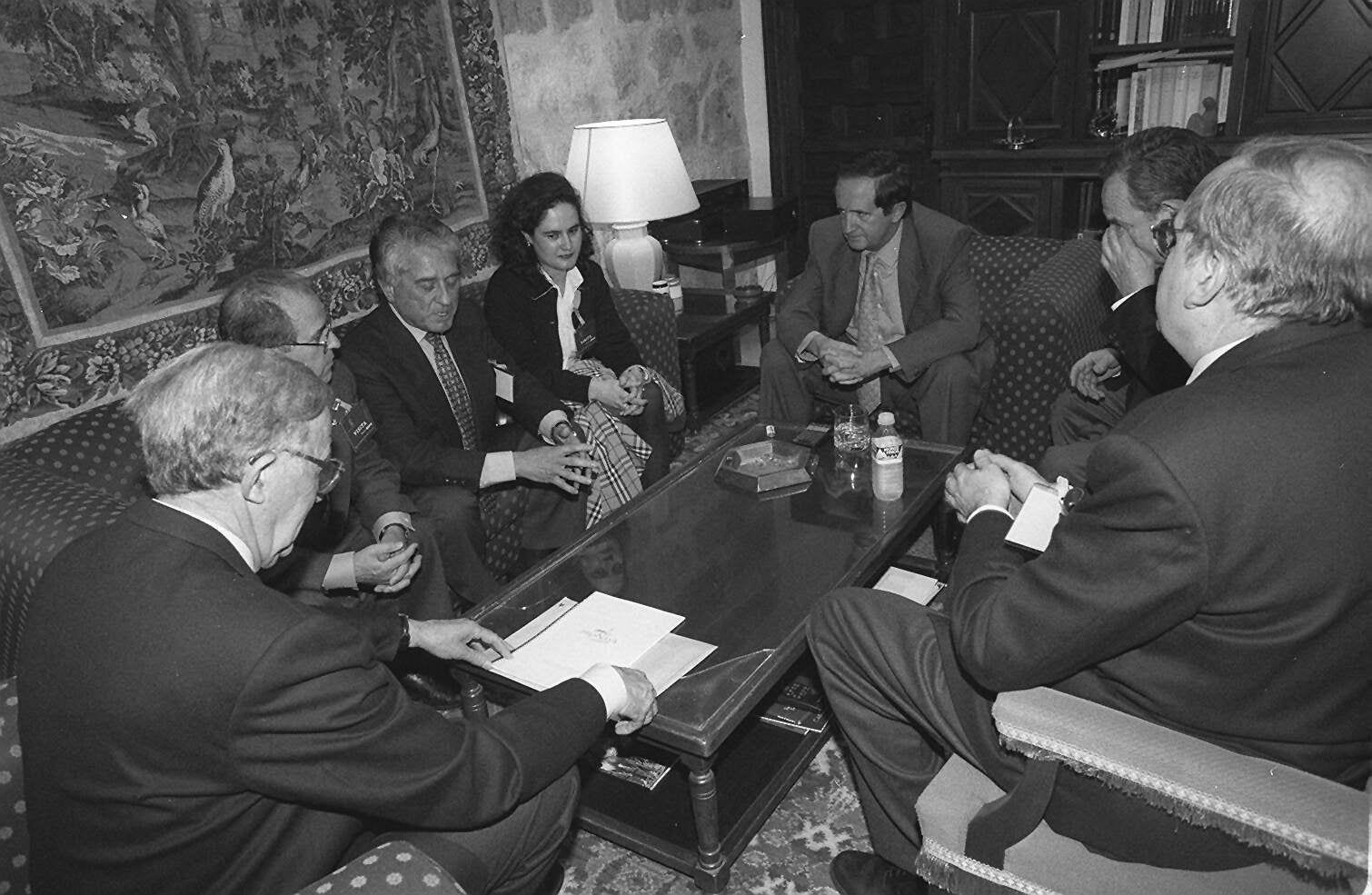 Fernando López Barranco, de Pronava, y otros representantes del colectivo se reúnen con Juan José Lucas -en aquel entonces presidente de la Junta- para darle a conocer los objetos del nuevo foro en defensa de Nava del Rey. 31 de mayo de 1998.