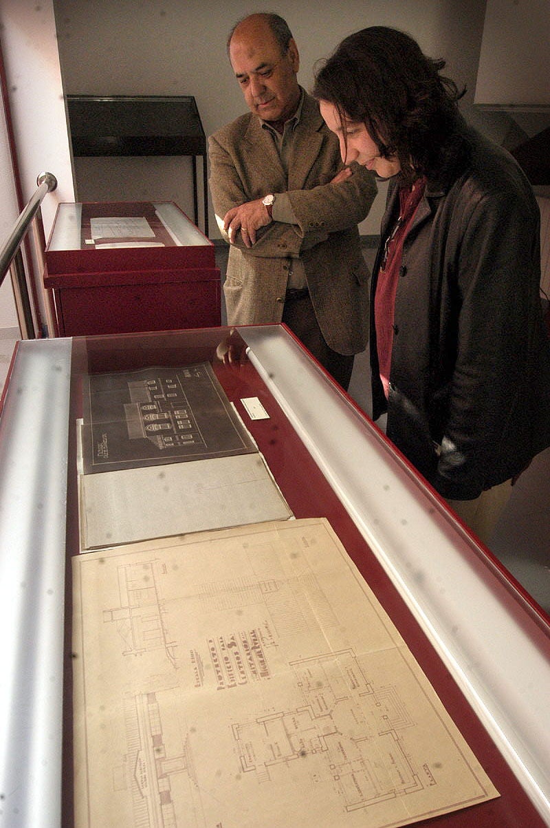 La Casa de Cultura de Nava del Rey acoge una exposición sobre el Archivo Municipal de la localidad. En la imagen, el alcalde y la responsable del Archivo observan algunos de los documentos que forman parte de la exposición. 23 de abril de 2003.