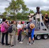 Los campaneros palentinos voltean las campanas para un grupo de peregrinos en una etapa del Camino.