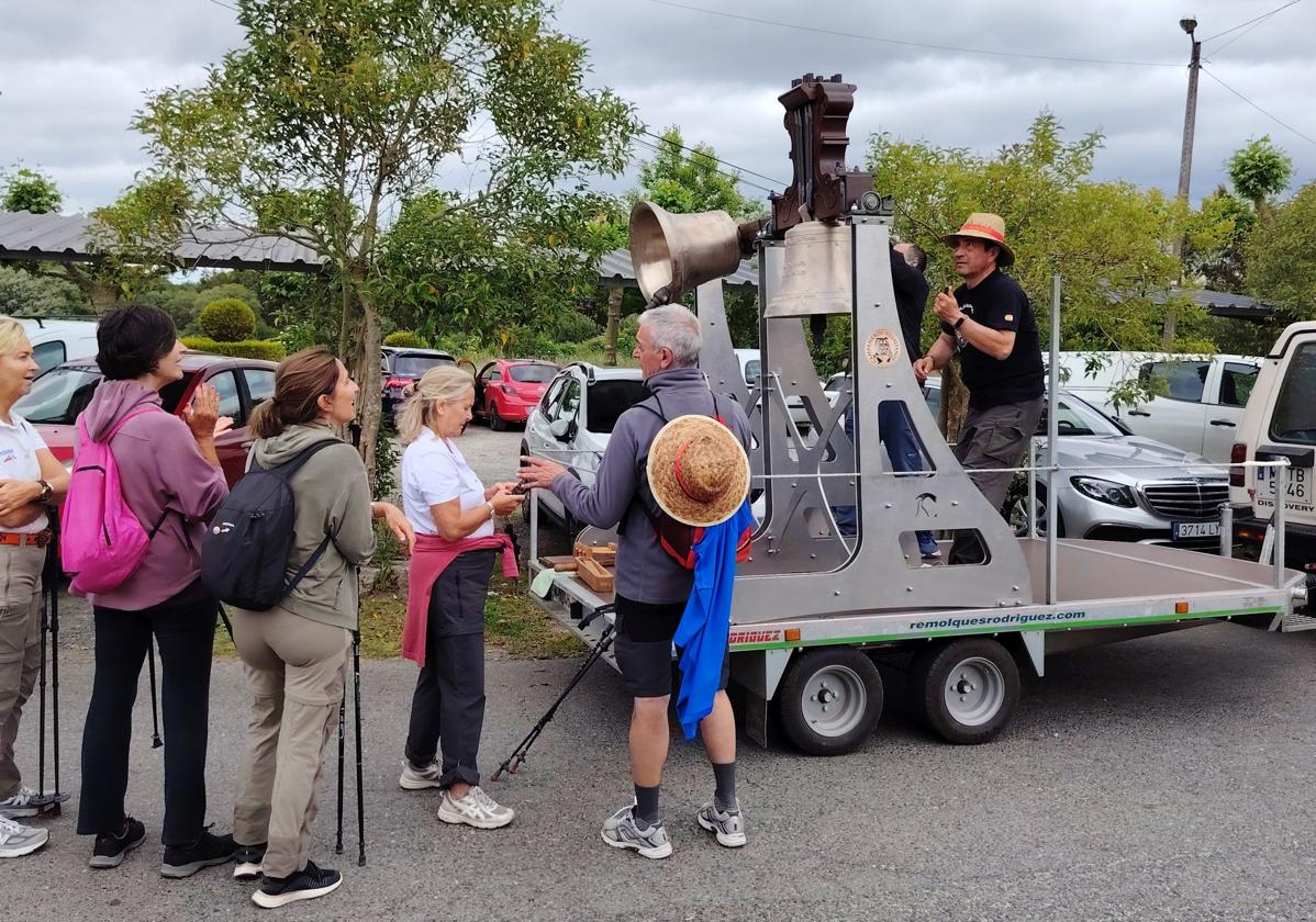 Los campaneros palentinos voltean las campanas para un grupo de peregrinos en una etapa del Camino.