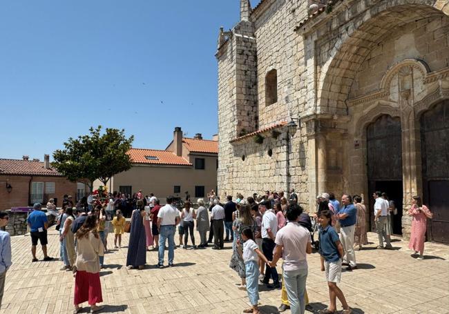 Familias de los fallecidos a la salida de la iglesia de Simancas