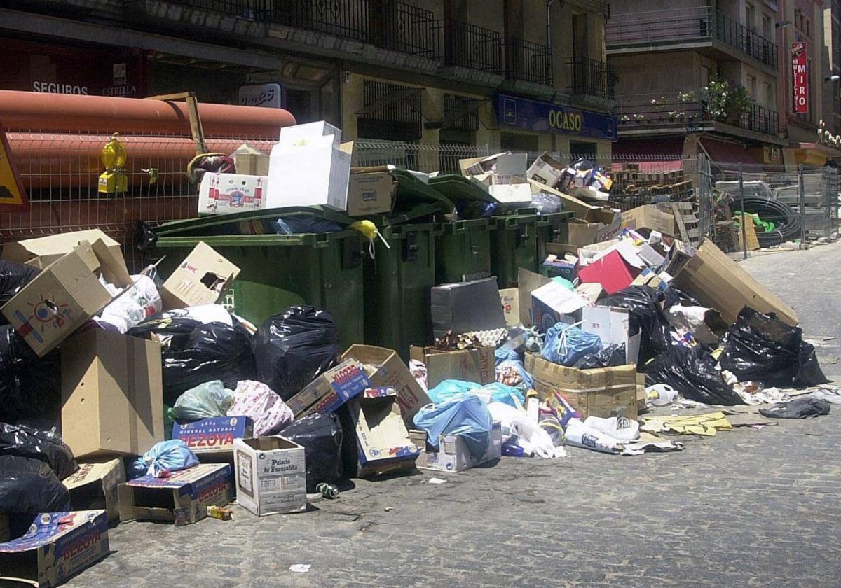 Cajas y bolsas de basura se acumulan en la calle Gobernador Fernández Jiménez.