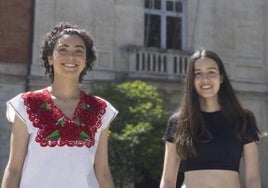 Paloma Tejero y Gracia Gutiérrez frente al colegio San José, en el que ambas se han formado
