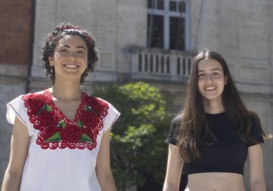 Paloma Tejero y Gracia Gutiérrez frente al colegio San José, en el que ambas se han formado