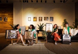 Águeda Sastre, Pilar Bermejo, Sara Pérez y Judith Ramajo, integrantrs de la asociación Territorio Expérides, con varias de las fotos de la muestra que, a benficio de la AECC, puede visitarse este mes de junio en la sala de exposiciones de Río Shopping.
