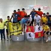 Equipo juvenil del Club Íscar Futbol Sala celebrando el titulo de campeón de España.