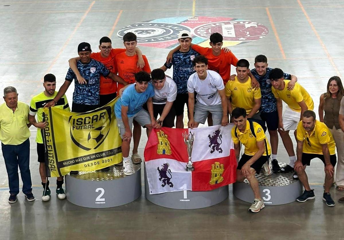 Equipo juvenil del Club Íscar Futbol Sala celebrando el titulo de campeón de España.